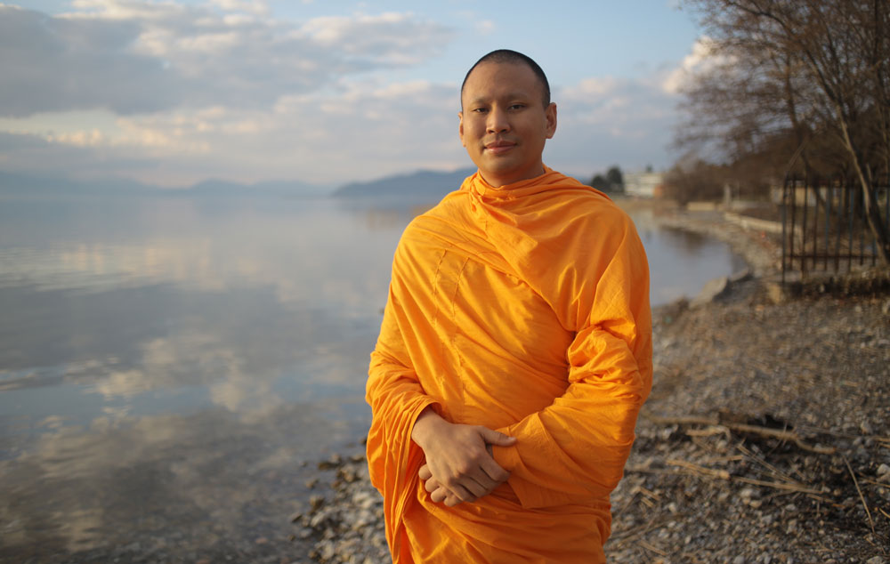 Luang Phi Pasura al lado de un lago en tranquilidad y calma.