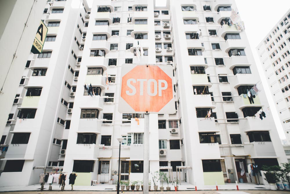 Edificio con señal de Stop en Wuhan, China, por el Coronavirus.