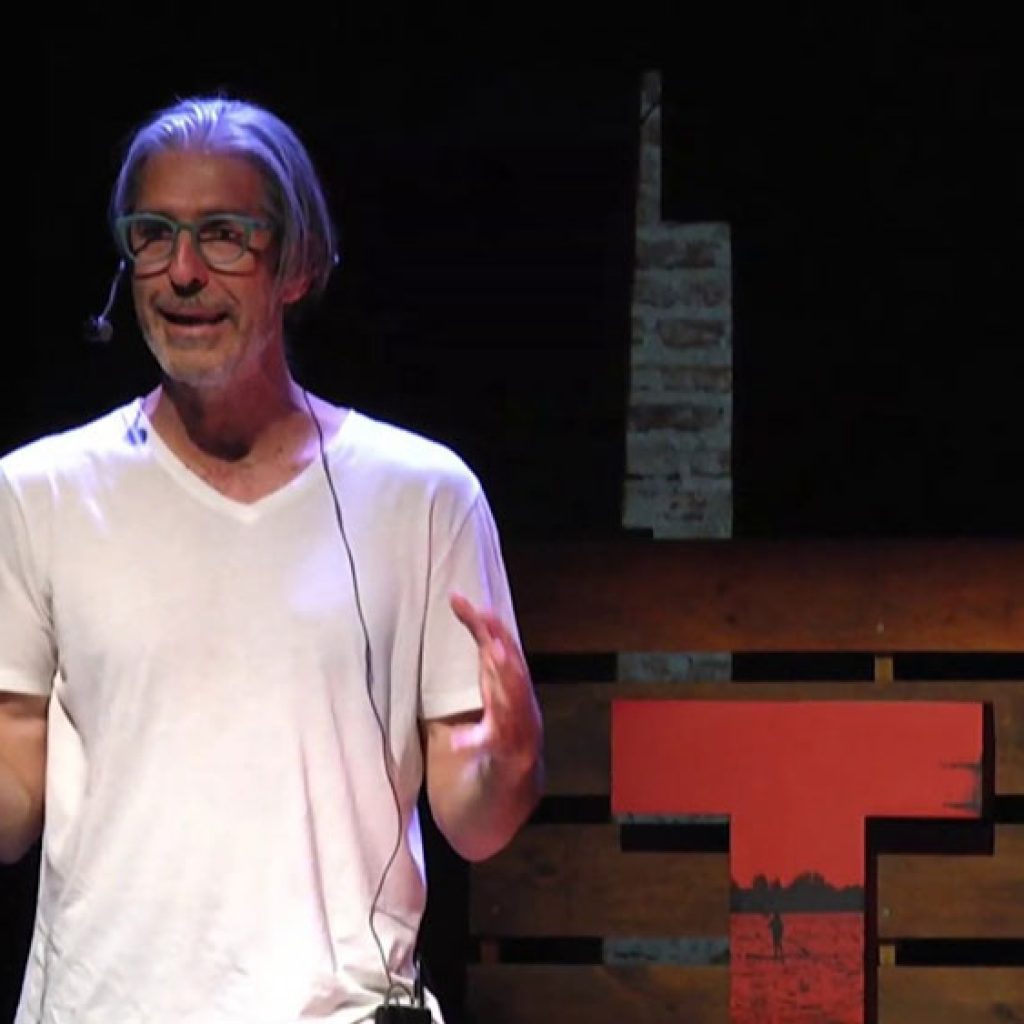 Ronald Sistek dando charla en TEDx.