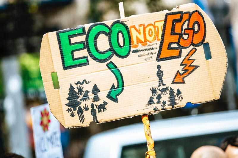 Cartel de Eco not Ego sobre ecología.