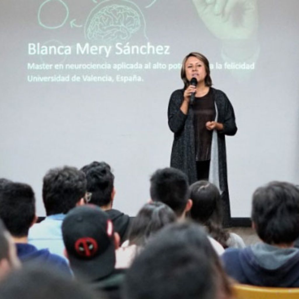 Blanca Mery Sánchez dando una conferencia desde Colombia.