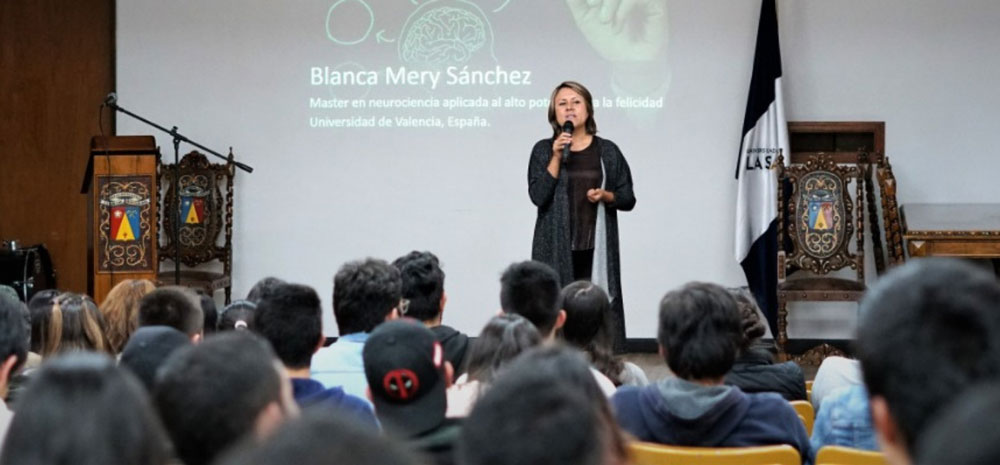 Blanca Mery Sánchez dando una conferencia desde Colombia.